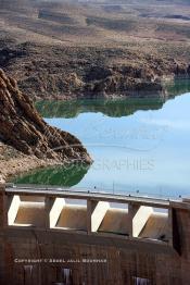 Image du Maroc Professionnelle de  Le barrage Laghrasse "dit barrage Hassan II", il se situe à 50 km au sud est de Taourirte au nord du Maroc, Samedi 10 Février 2006, ce barrage fournit en eau potable  le barrage Mohammed V qui sert de lien pour Machraa Hammadi,  ce dernier permet l'approvisionnement des centre de Taourirte et El Aïoun Sidi Mellouk. (Photo / Abdeljalil Bounhar)